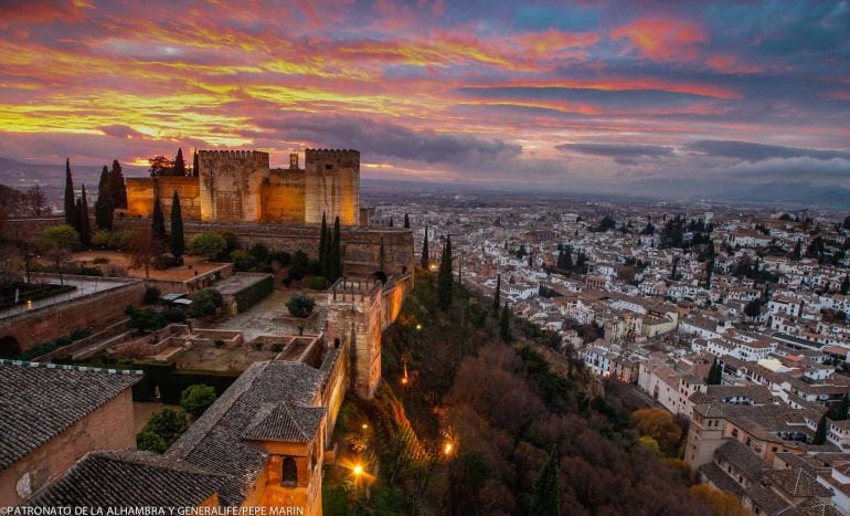 La Alhambra con Granada al fondo.