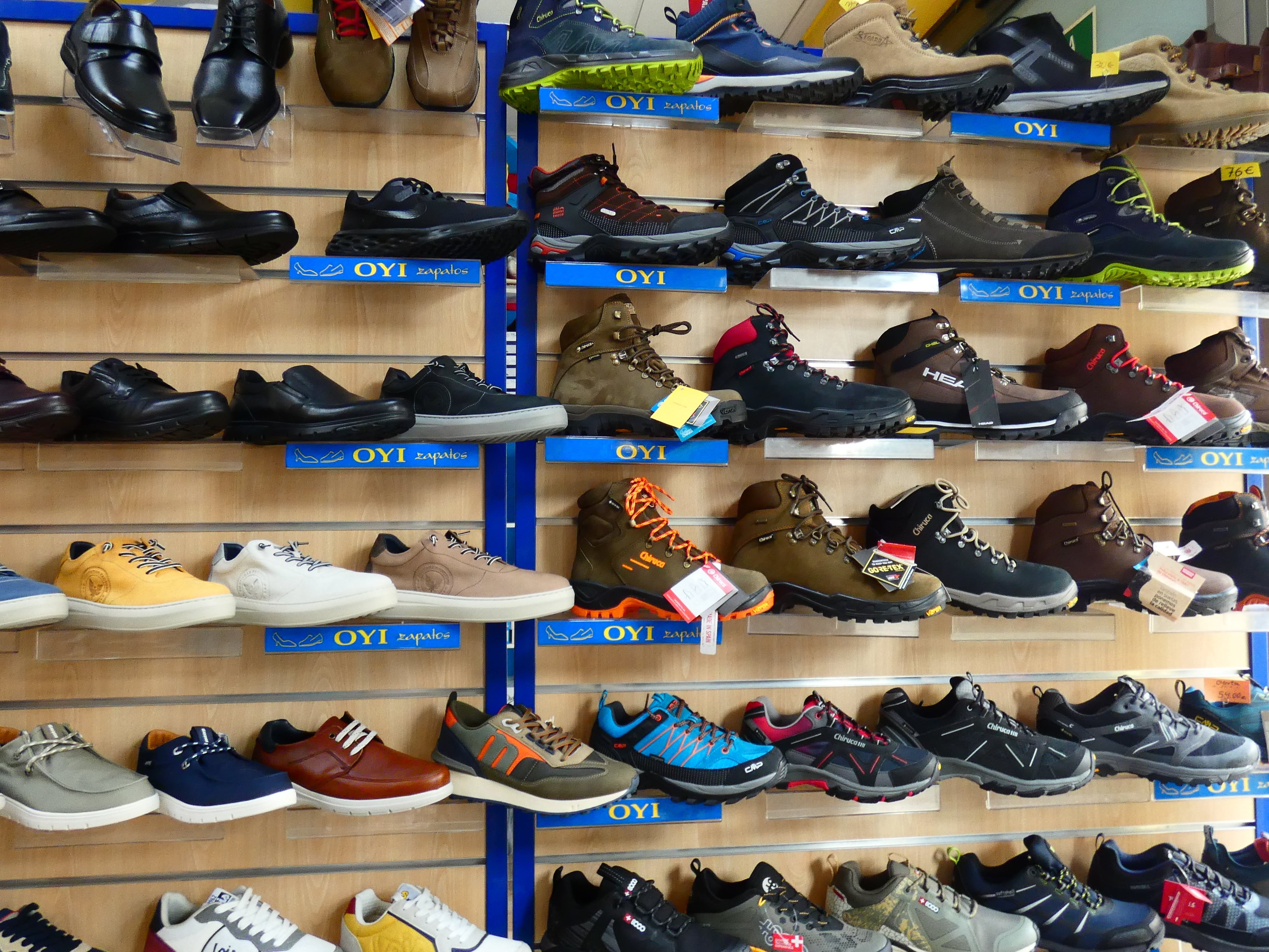 Calzado casual, deportivo, para treking y running en Oyi Zapatos, calle la Mancha, 38-40 de Petrer