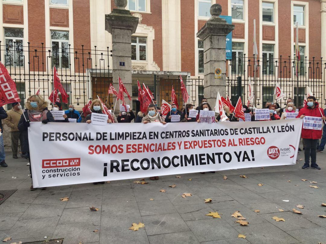 Manifestación frente a la Consejería de Sanidad del personal de limpieza de los centros sanitarios de Castilla y León 