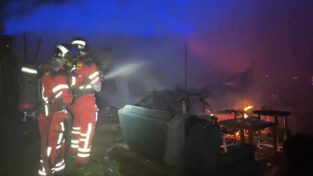 Los bomberos han extinguido el incendio en una zona de chabolas en Fuenlabrada