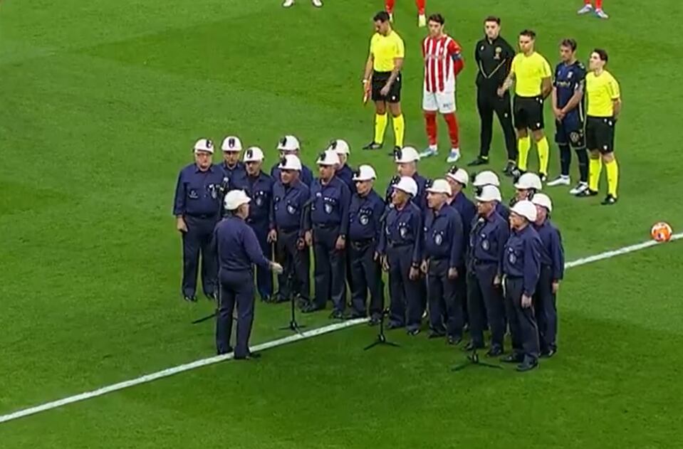 Emotiva despedida del coro minero de Turón en El Molinón a los cinco muertos en la mina Cerredo.