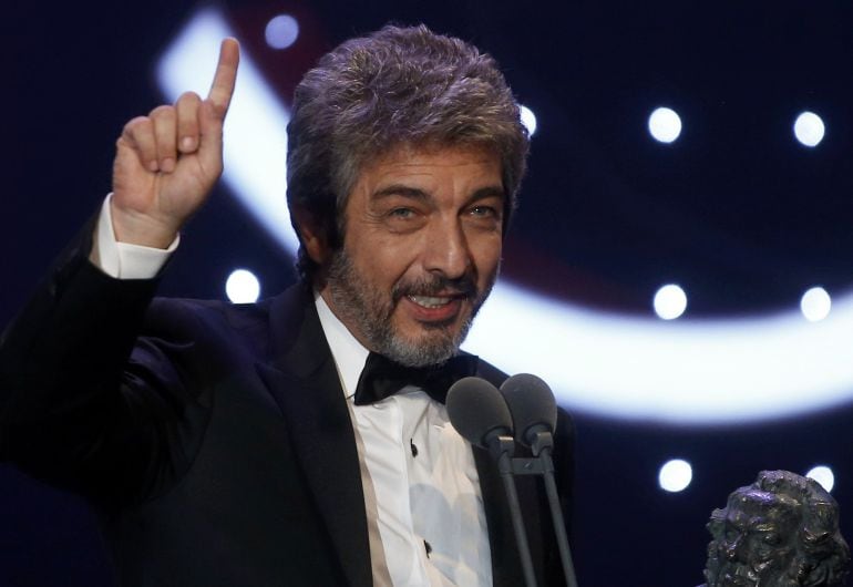 Actor Ricardo Darin reacts as he holds his Best Leading Actor trophy during the Spanish Film Academy&#039;s Goya Awards ceremony in Madrid, Spain, February 7, 2016. REUTERS/Susana Vera