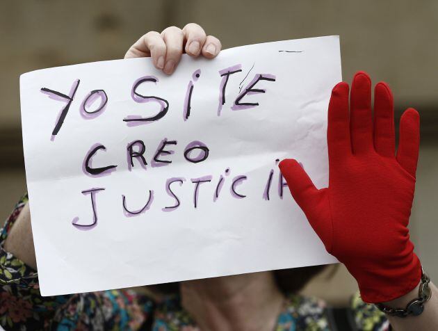 Una pancarta en las protestas de Pamplona por la sentencia contra La Manada