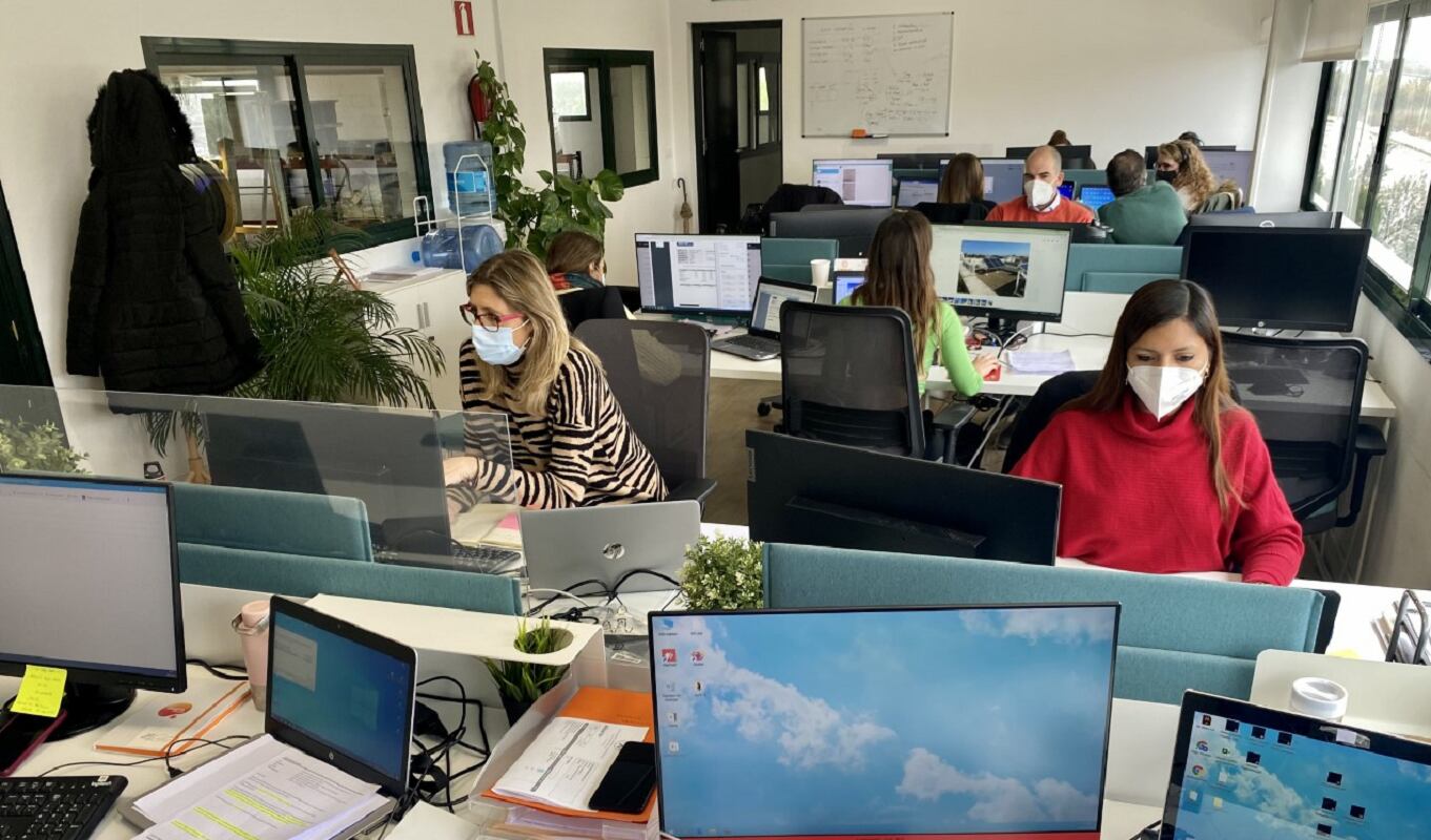 Mujeres trabajadoras de la empresa QUANTICA Renovable