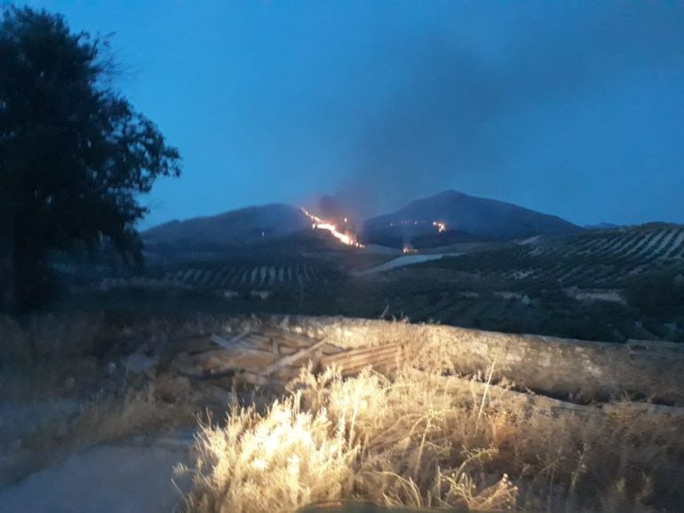 Continúa activo el incendio de Jódar