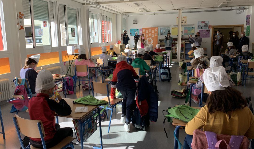 Escolares participantes en el desayuno saludable de UPA.