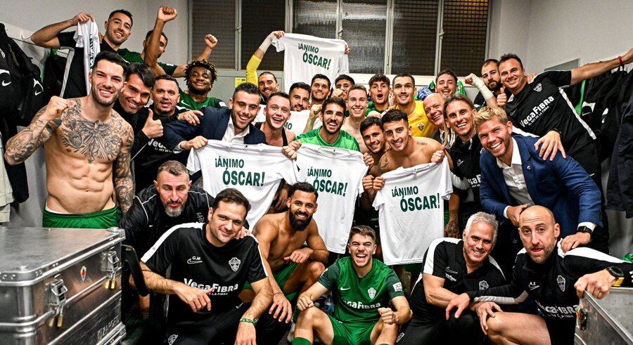 Los jugadores del Elche le dedicaron la victoria en Tenerife a Óscar Plano