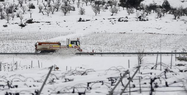 Una máquina quitanieve retirando la nieve acumulada