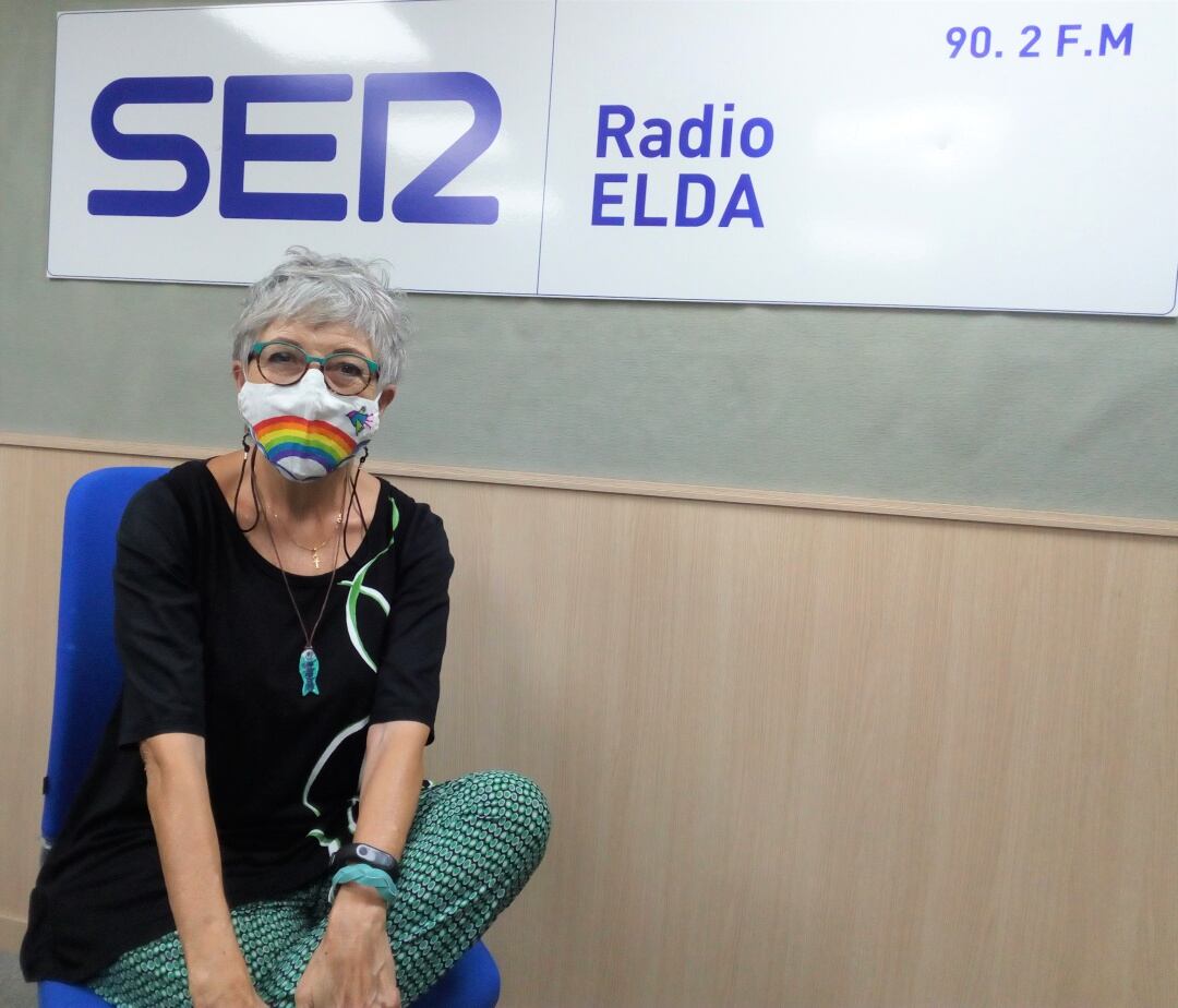 La pintora Yola en el estudio de Radio Elda SER