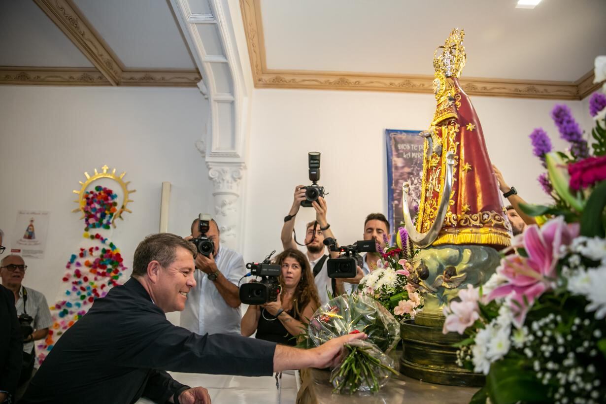 Emiliano García-Page durante su visita este sábado al camarín de la Virgen de los Llanos en la Feria de Albacete