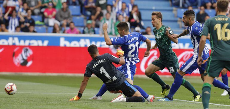 Pacheco va abajo ante el ataque del Betis