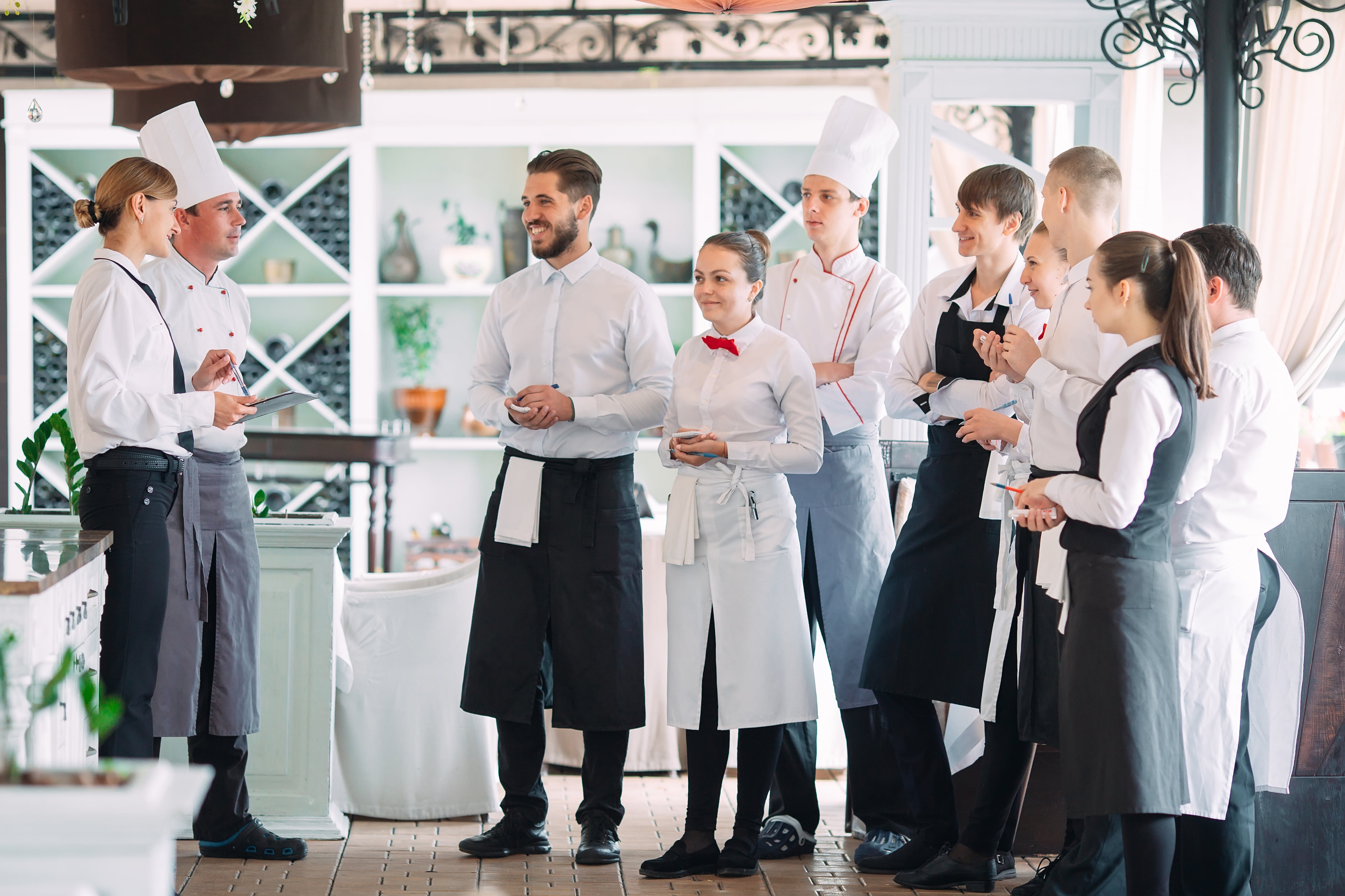 Un hostelero con su equipo del restaurante.