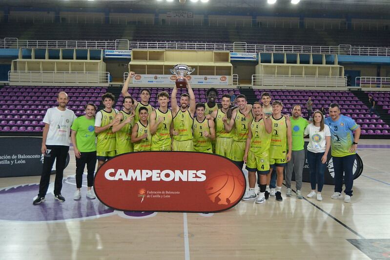 El Óbila, con el trofeo de campeones de la Copa de Castilla y León