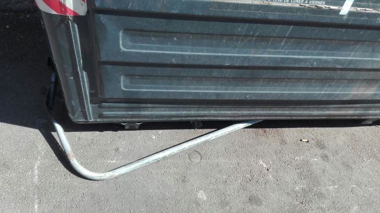 Es sólo un contenedor, pero son muchos más ,por lo que cuentan los oyentes, los que se encuentran con los pedales rotos.