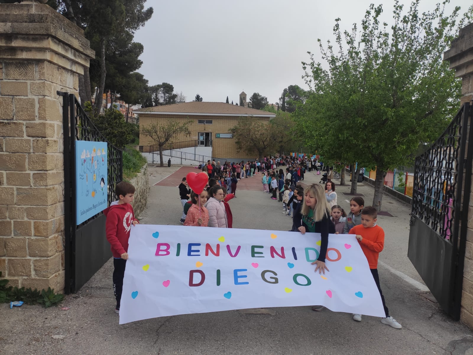 Diego, menor de 10 años de Torreperogil, ha vuelto este lunes al colegio Pero Xil dos años después del diagnóstico de su enfermedad.