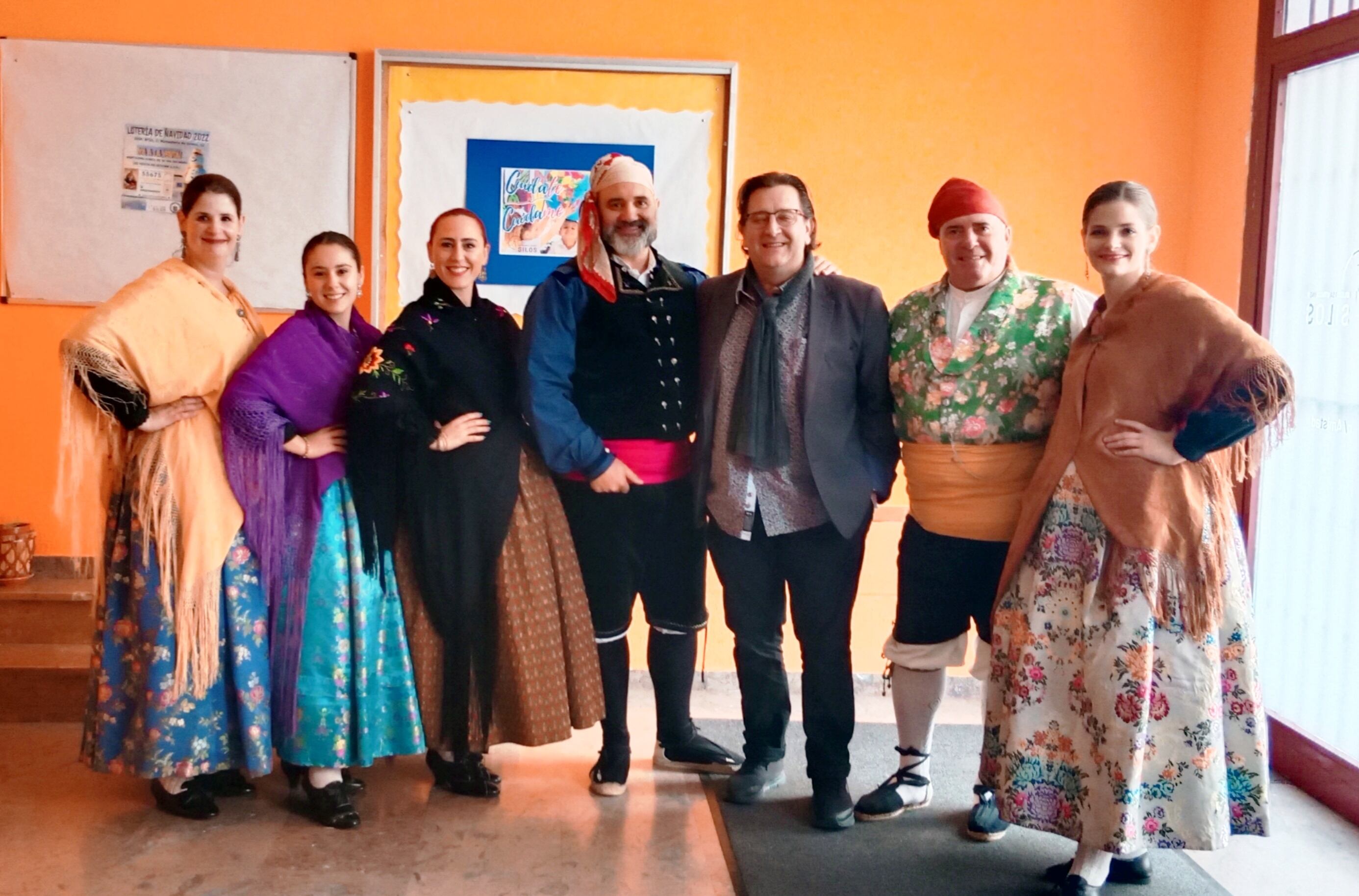 Toño Julve junto a sus alumnos premiados