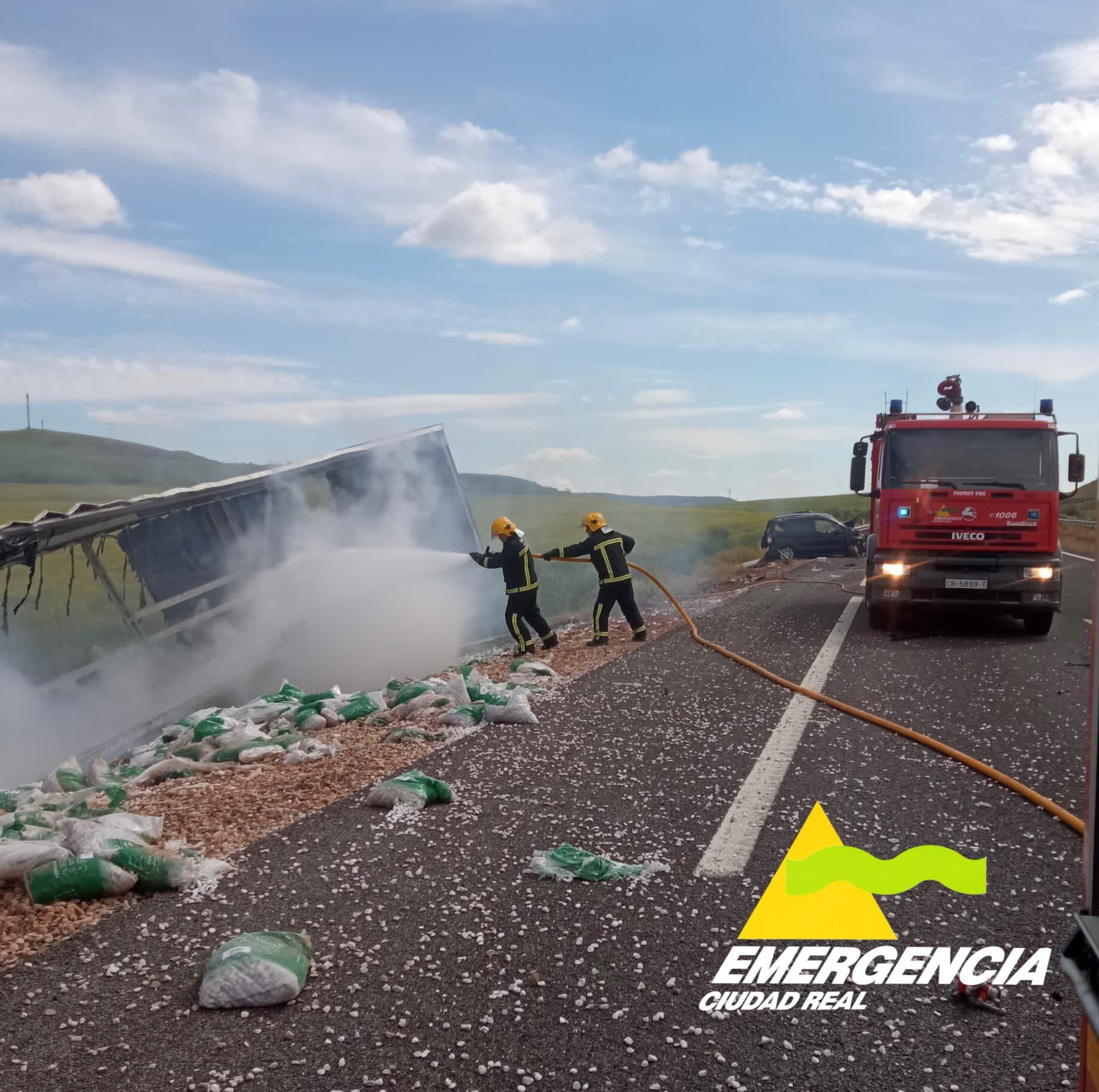 Los bomberos de Ciudad Real actuaron para apagar el incendio del camión siniestrado