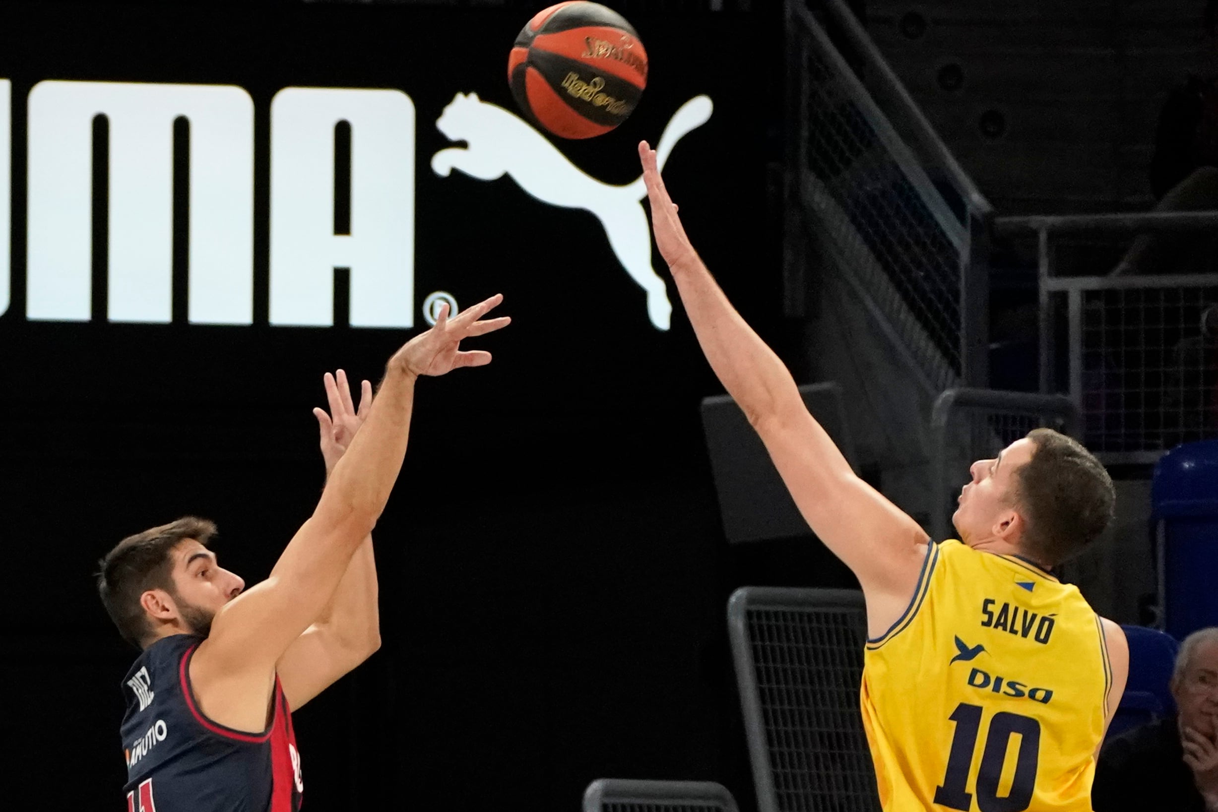 VITORIA (PAÍS VASCO), 05/11/2023.- Danio Díez (i) del Baskonia en acción ante Salvó, del Gran Canaria, este domingo, durante un partido de la Liga Endesa de Baloncesto, en Vitoria. EFE/ L. Rico
