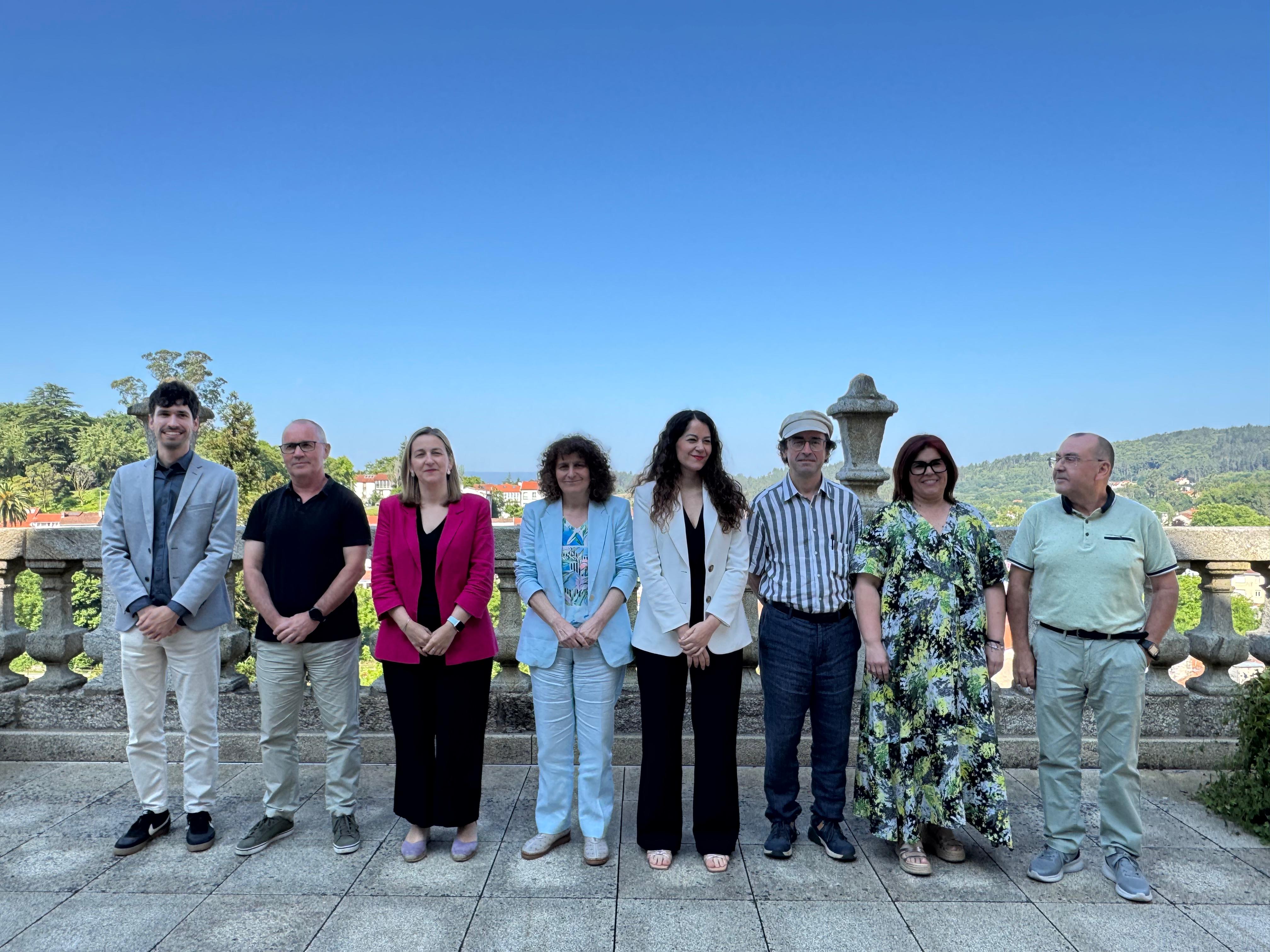 Iago Lestegás, Xan Duro, Miriam Louzao, Goretti Sanmartín, María Rozas, Xesús Domínguez, Pilar Lueiro y Manuel César, en el Pazo de Raxoi