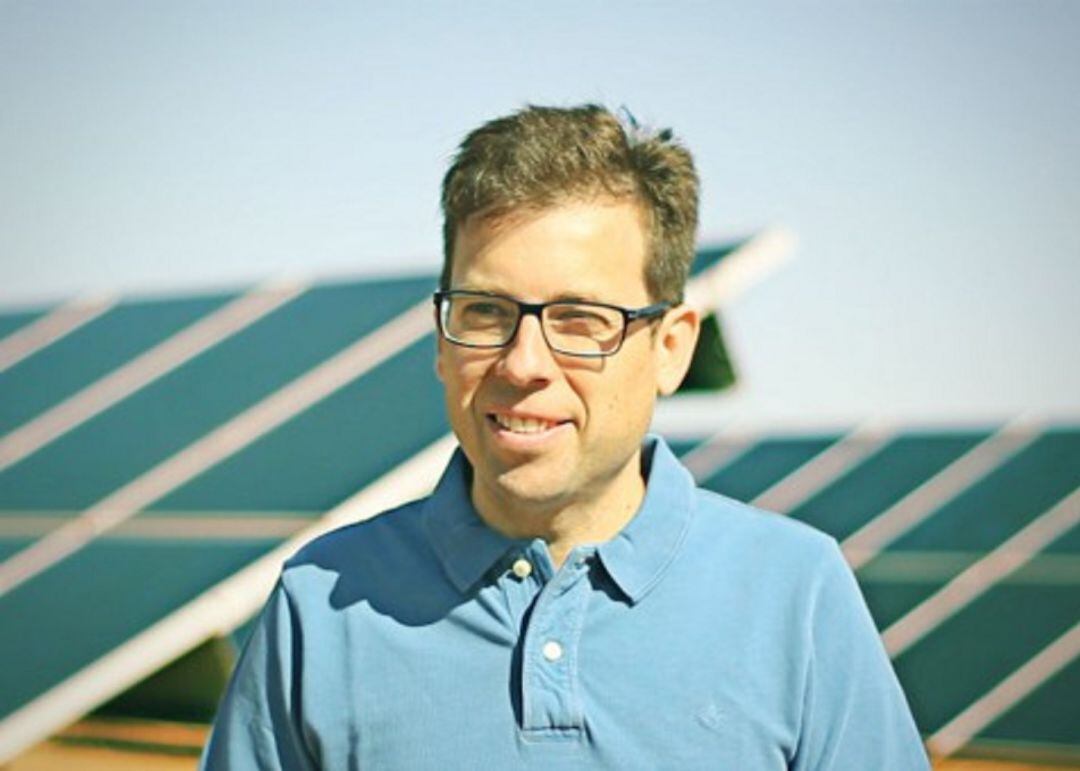 Juan Cuartero junto a una instalación fotovoltaica.