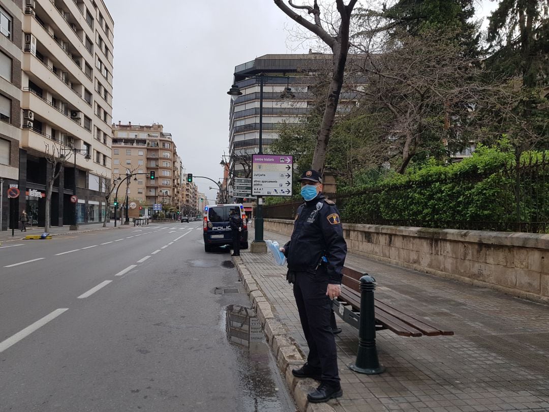 Un agente durante el reparto de este martes en la parada del autobús de El Teix.