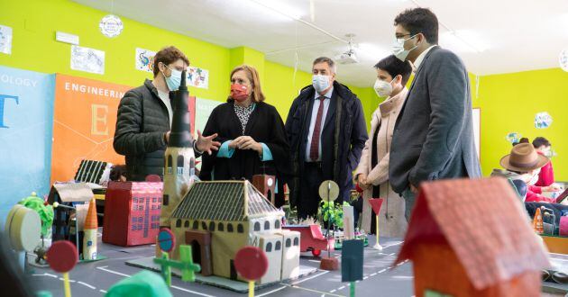 Imagen de la visita de la Consejera de Educación, Rosa Ana Rodríguez, al CEIP &#039;El Santo&#039; de La Solana (Ciudad Real)