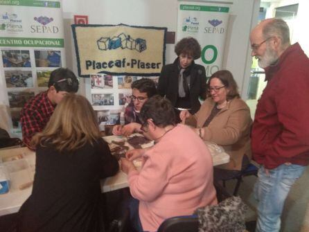 Usuario de Placeat en el taller de tapices del Encuentro del Bienestar