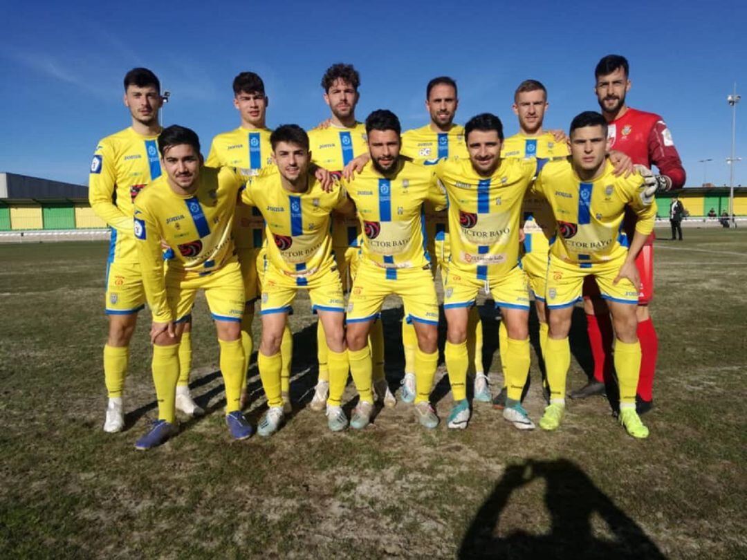 El once de los ribereños -de amarillo- ante la Virgen del Camino