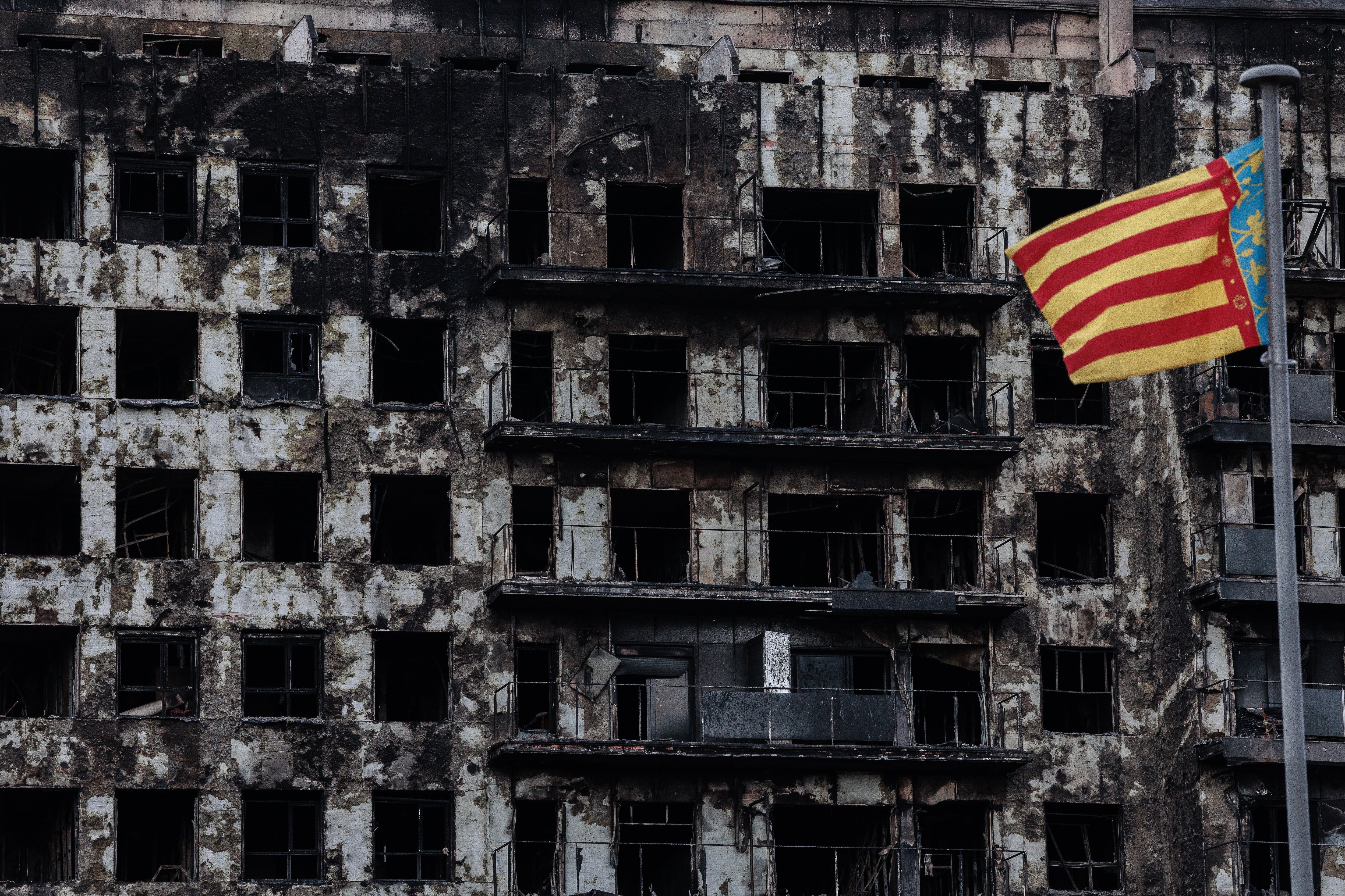 -FOTODELDIA- GRAFCVA8793. VALENCIA, 27/02/2024.- La senyera valenciana ondea al viento en el barrio de Campanar que trata de retomar su vida tras el incendio de un edificio el pasado jueves que costó la vida a diez personas. EFE/Biel Aliño
