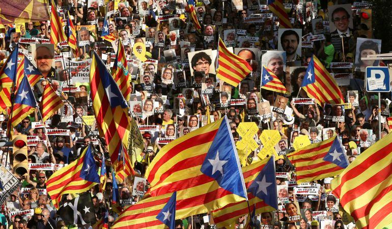 Miles de personas protestan en las calles de Barcelona