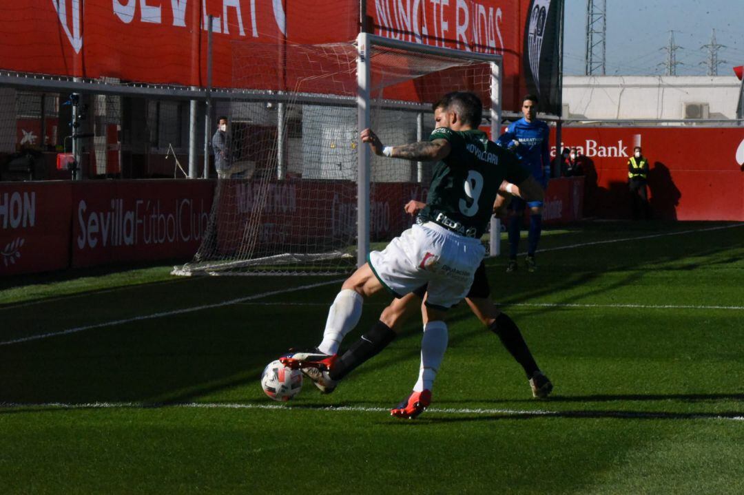 Piovaccari en una acción ante la portería de Pastor. 