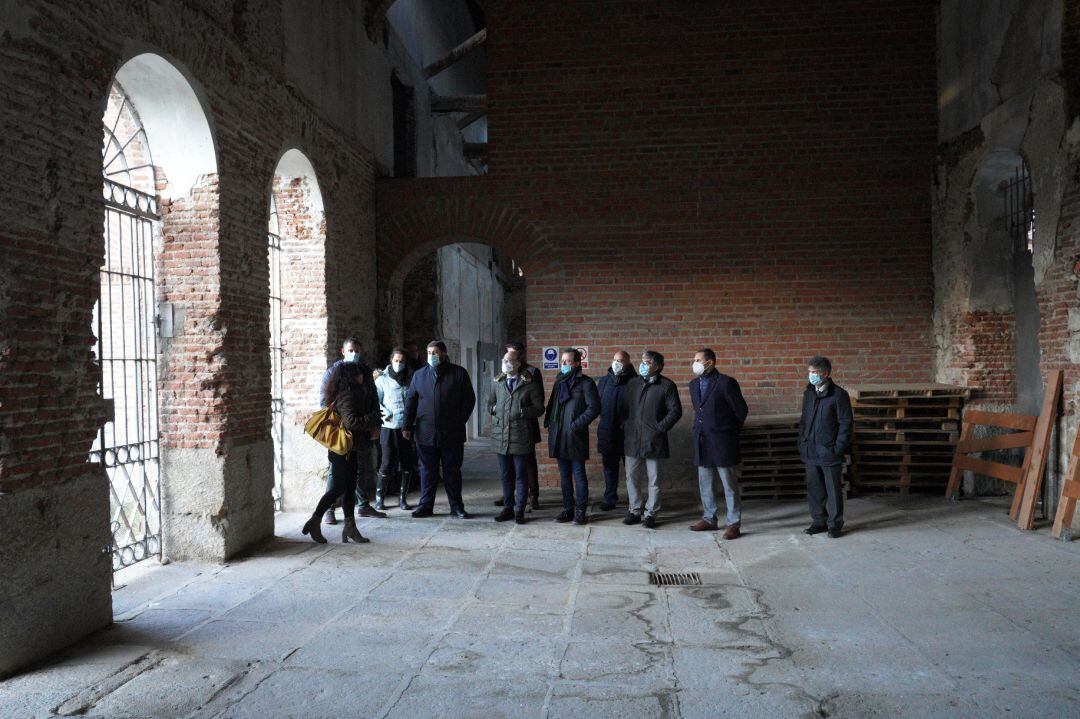 El consejero de Cultura, Javier Ortega, durante su visita al antiguo matadero de Ávila