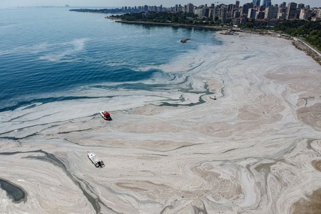 Imagen aérea del 6 de junio en el mar de Mármara, al fondo, Estambul.