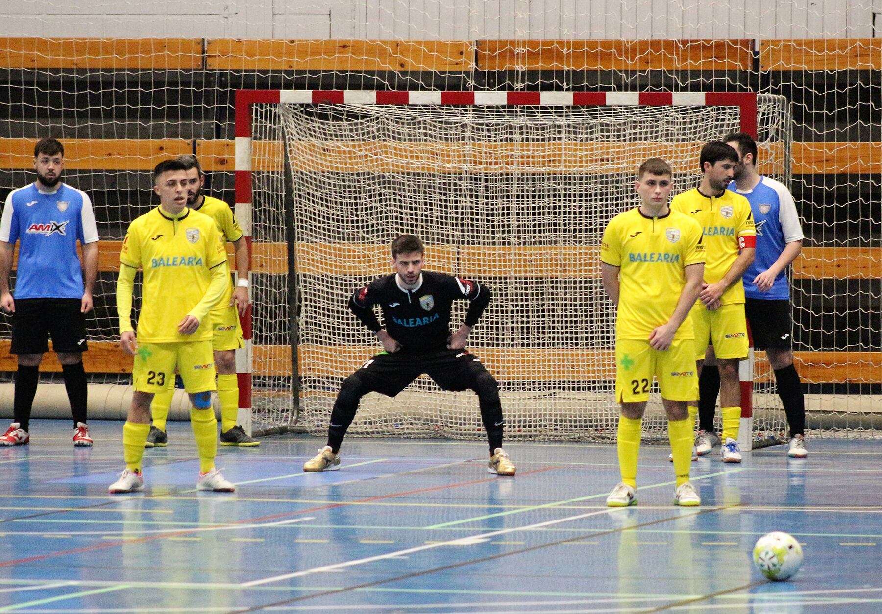 Jugadores del CFS Mar Dénia defendiendo una falta.