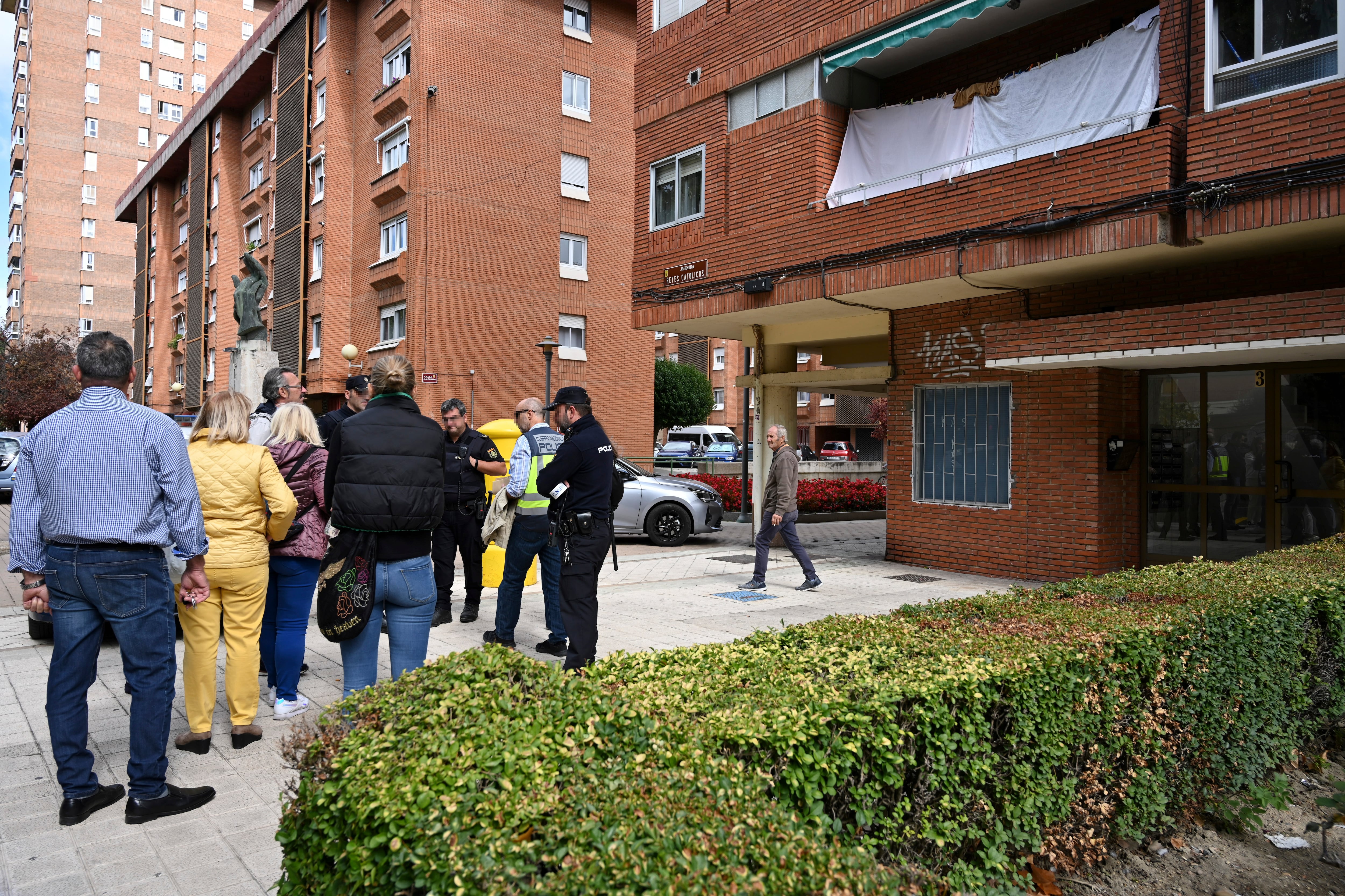 PALENCIA, 26/09/2022.- Vista de la fachada donde la Policía Nacional investiga como violencia machista el asesinato de una mujer de 32 años en Palencia por su pareja de 36, quien posteriormente se habría suicidado tirándose a las vías del tren, este lunes en Palencia. EFE/ Almudena Álvarez