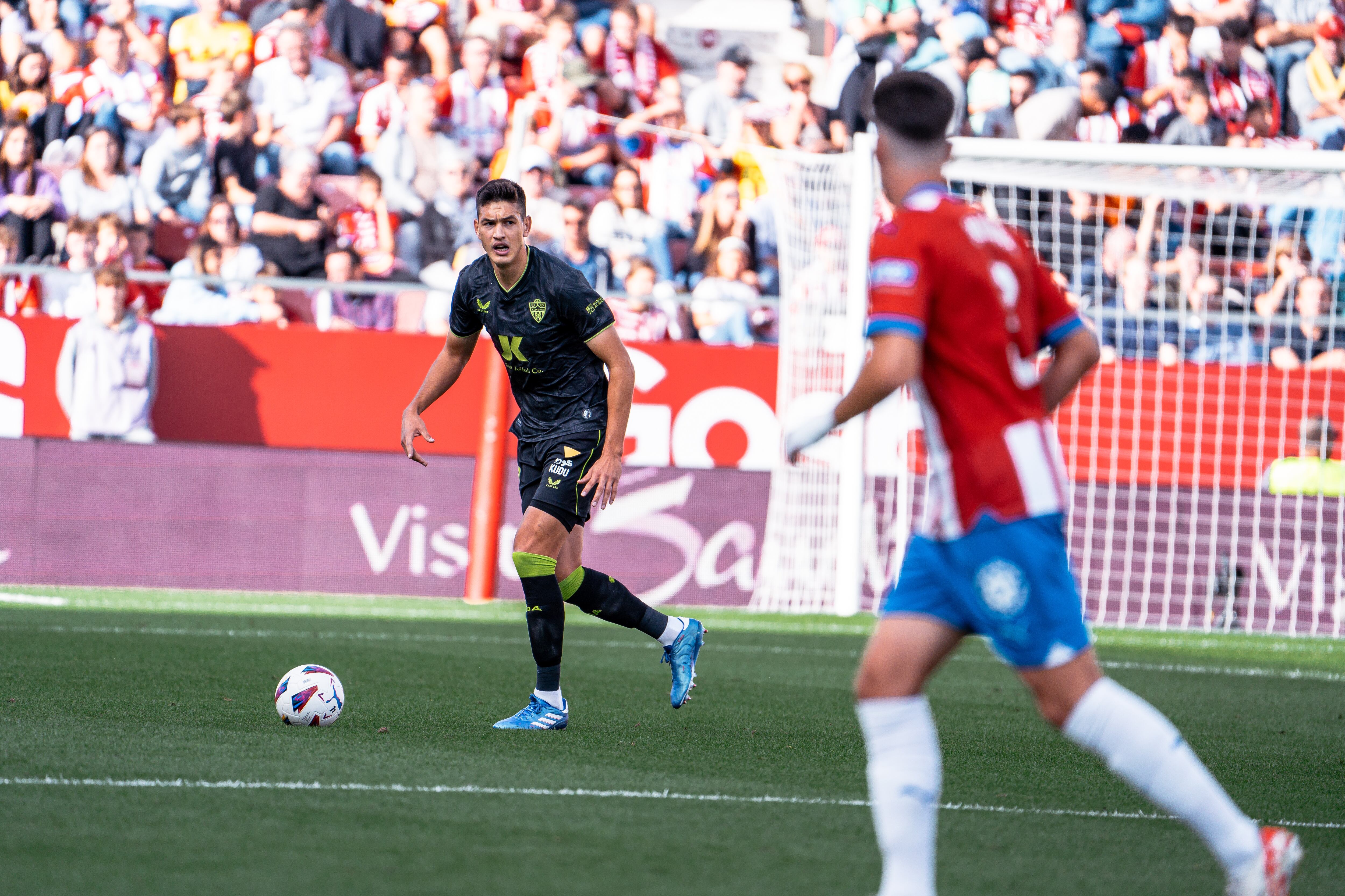 El mexicano César Montes en el partido ante el Girona en Montilivi.