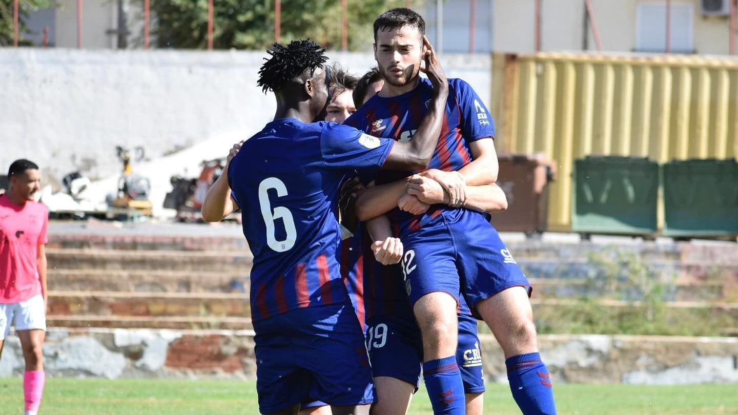 El Eldense B celebra el gol de Helios Brotons