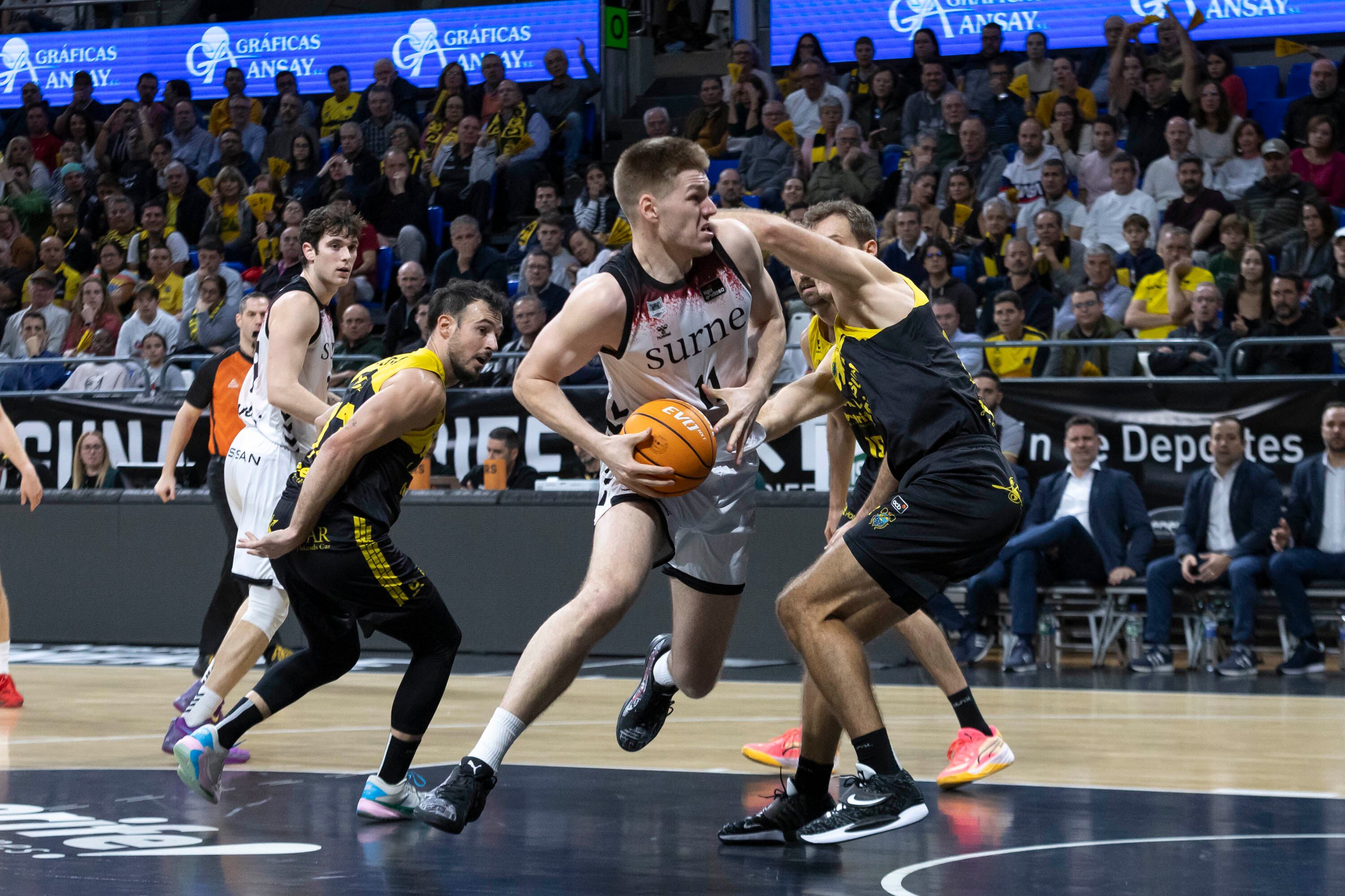 GRAFCAN196. LA LAGUNA (TENERIFE), 04/01/2025.- El ala-pívot del Surne Bilbao Basket Thijs De Ridder (c) y el ala-pivot de La Laguna Tenerife Tim Abromaitis (d) durante el partido de la jornada 15 de la Liga Endesa que enfrentó a ambos equipos este sábado en el pabellón Santiago Martín en La Laguna, (Tenerife).
