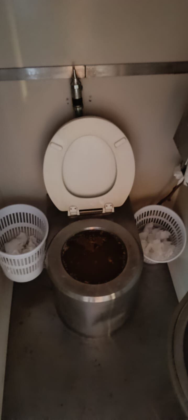 Estado de uno de los baños que usan los conductores de la EMT de València.