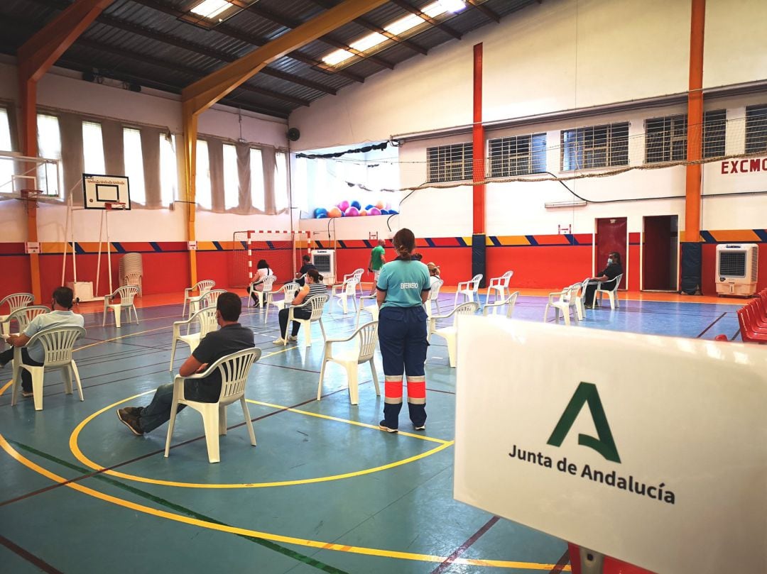 Punto de vacunación externo contra la COVID en el polideportivo El Fuerte de Ronda