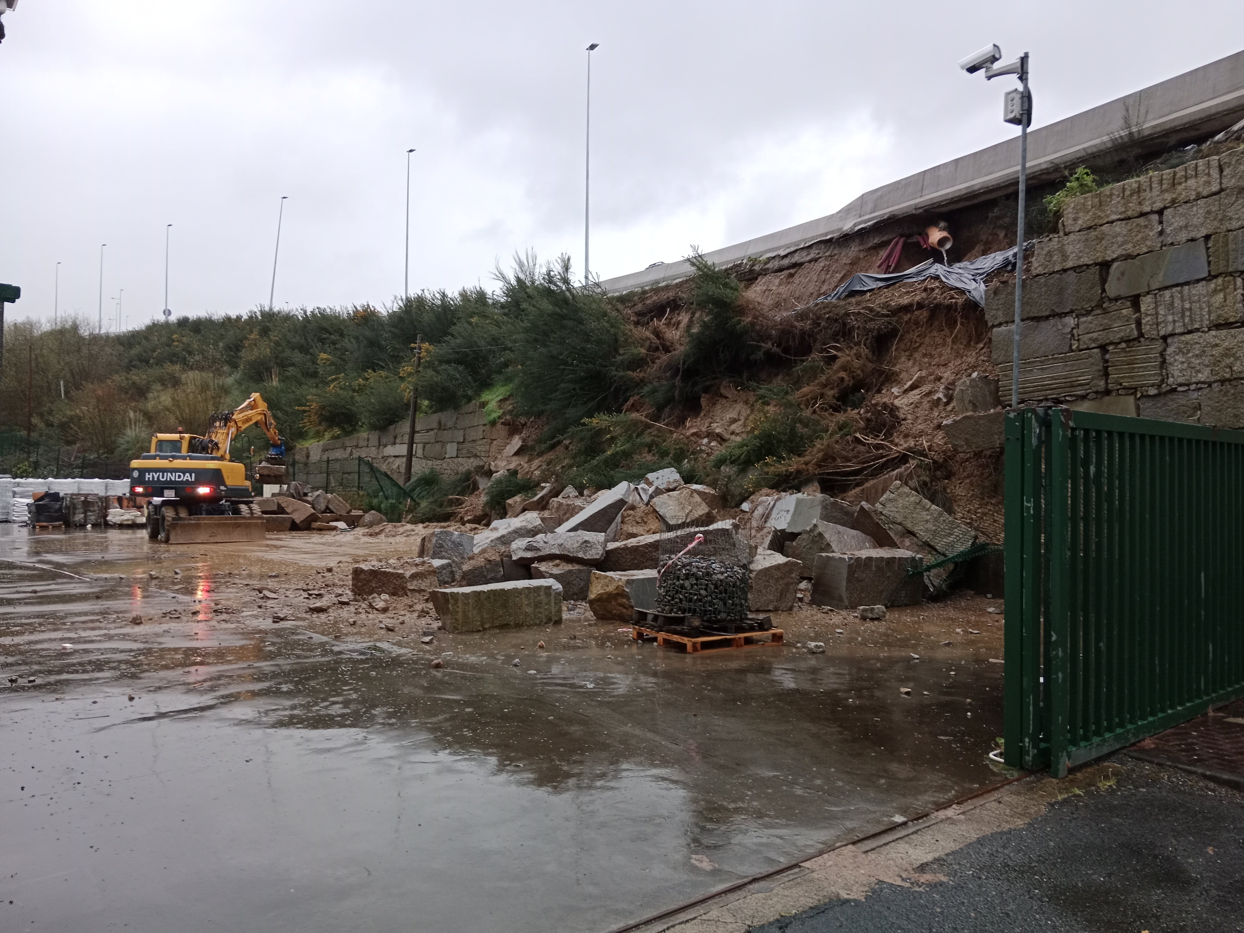 Derrumbe de un muro en la Vía Ártabra, en Oleiros