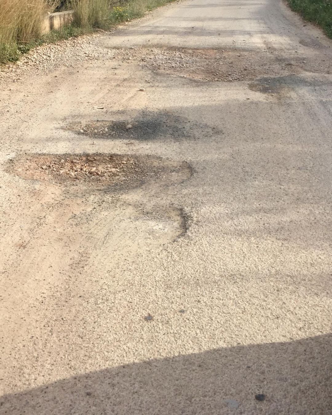 Los caminos presentan profundos hoyos en el asfalto