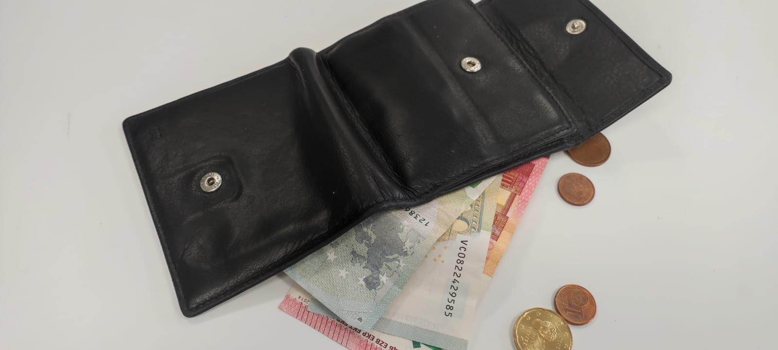 Una agente de la Policía Municipal de Pamplona se apropia del dinero de una cartera extraviada y entregada por una ciudadana en dependencias del cuerpo policial.