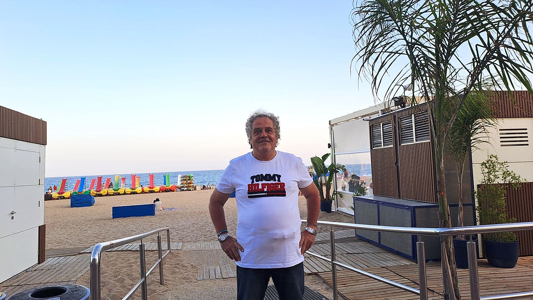 Antonio Torres López trabaja su candidatura en la playa.