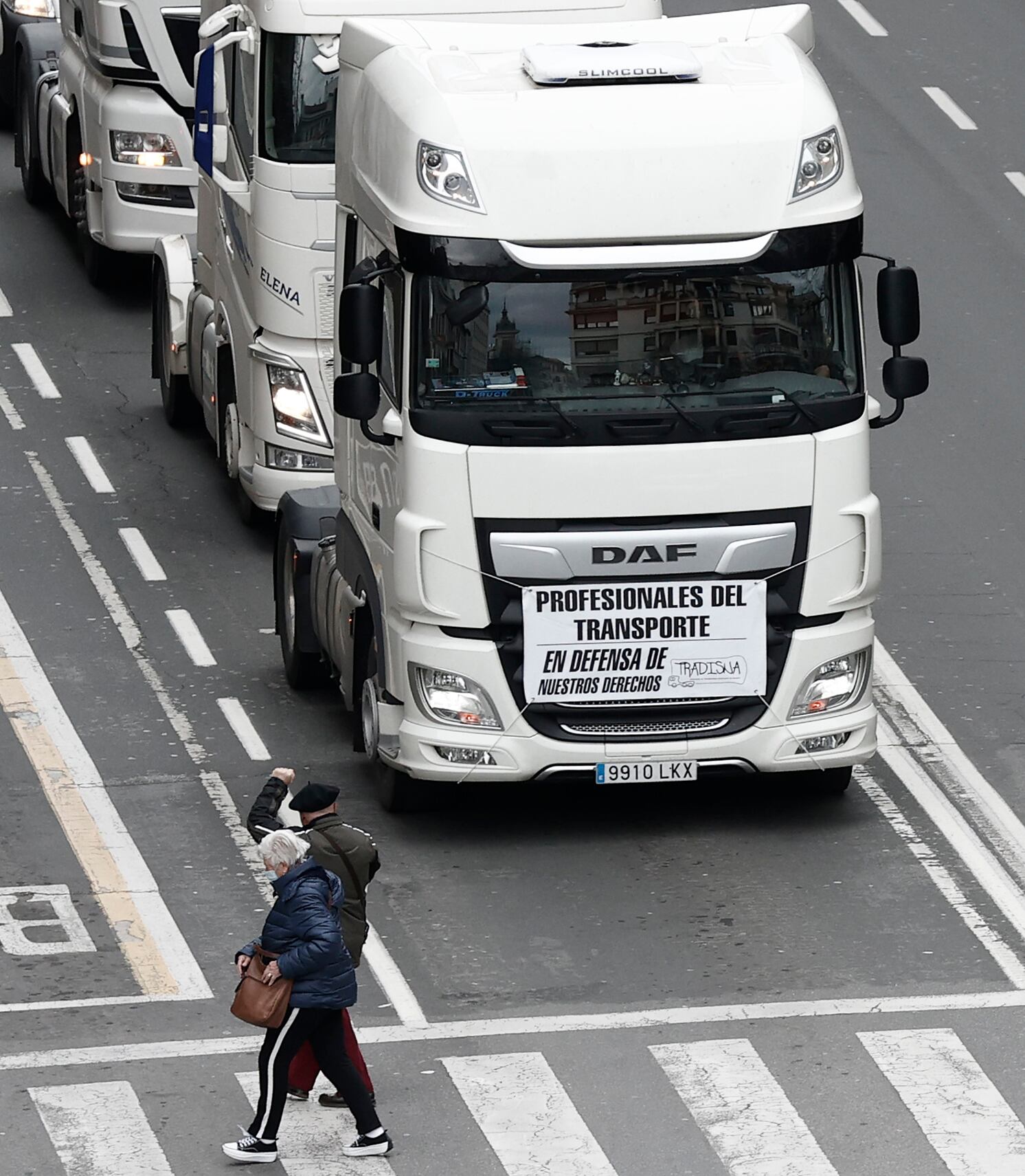 PAMPLONA, 22/03/2022.- Más de 200 camiones han participado este martes en una "caravana lenta" convocada por Tradisna (Asociación de Transportistas de Navarra) para protestar por la "brutal" subida del precio del gasóil. EFE/ Jesús Diges