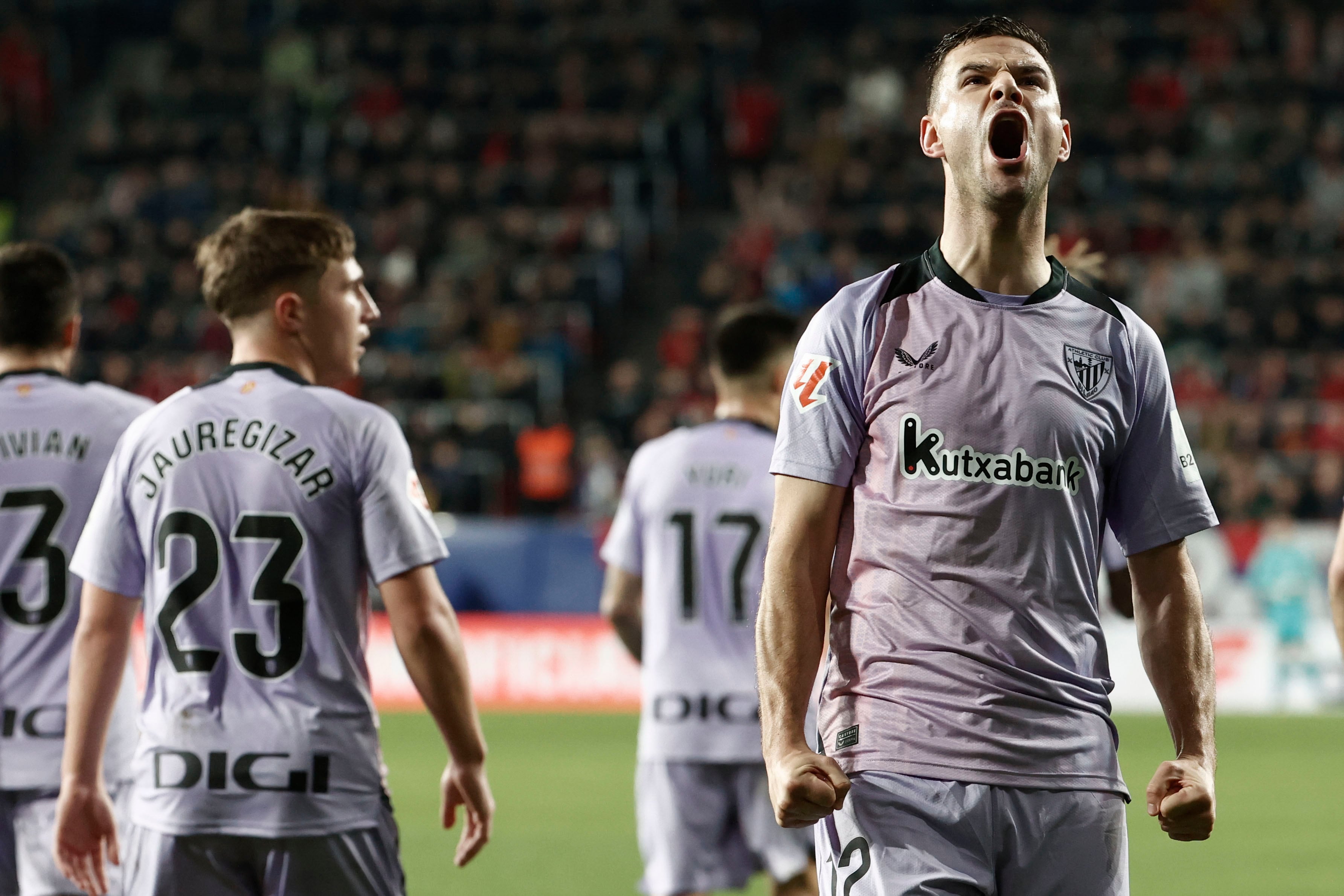 El delantero del Athletic, Gorka Guruzeta celebra su gol ante Osasuna