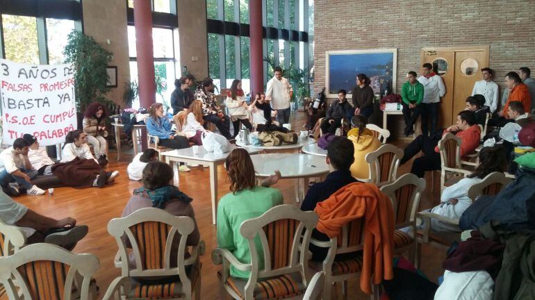 Los alumnos encerrados en el restaurante de La Cónsula