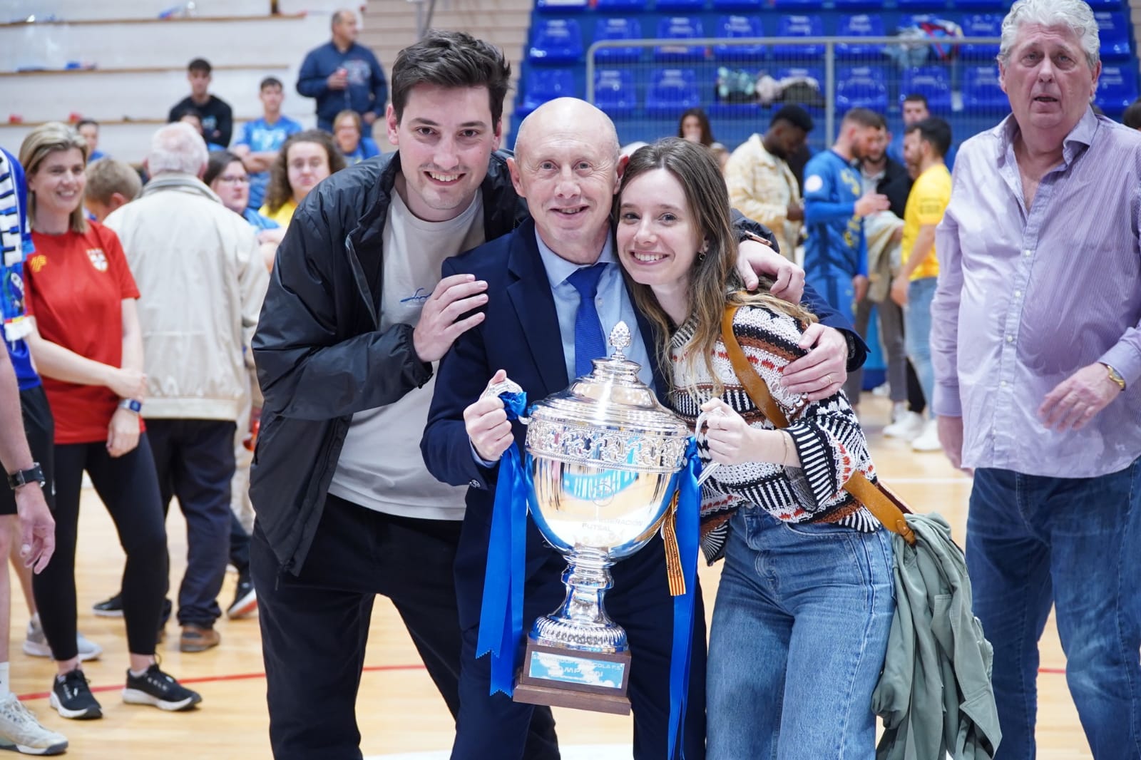 Santi Balladares con el trofeo campeón