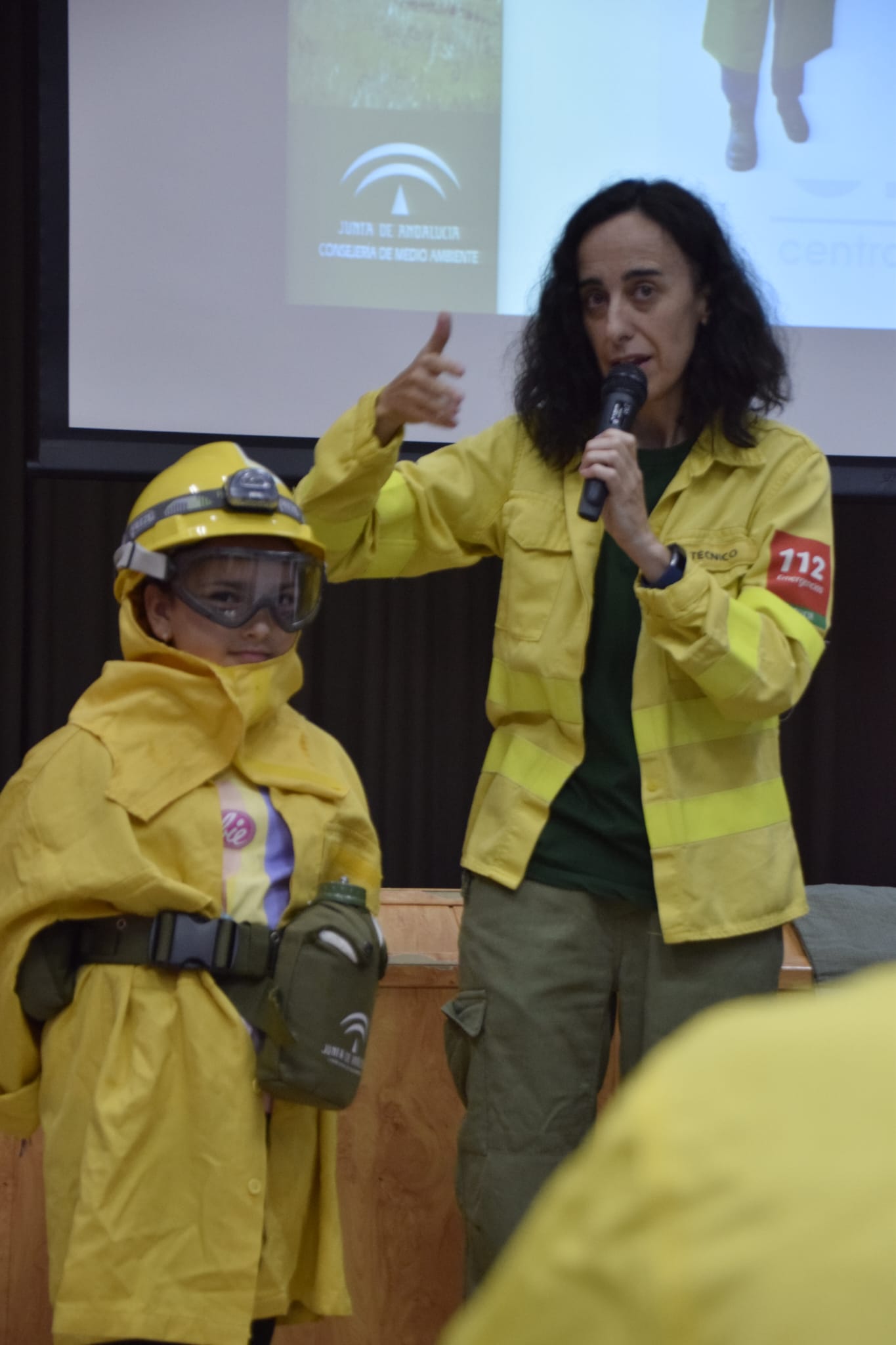 Momento de la charla sobre los incendios forestales, con una niña voluntaria