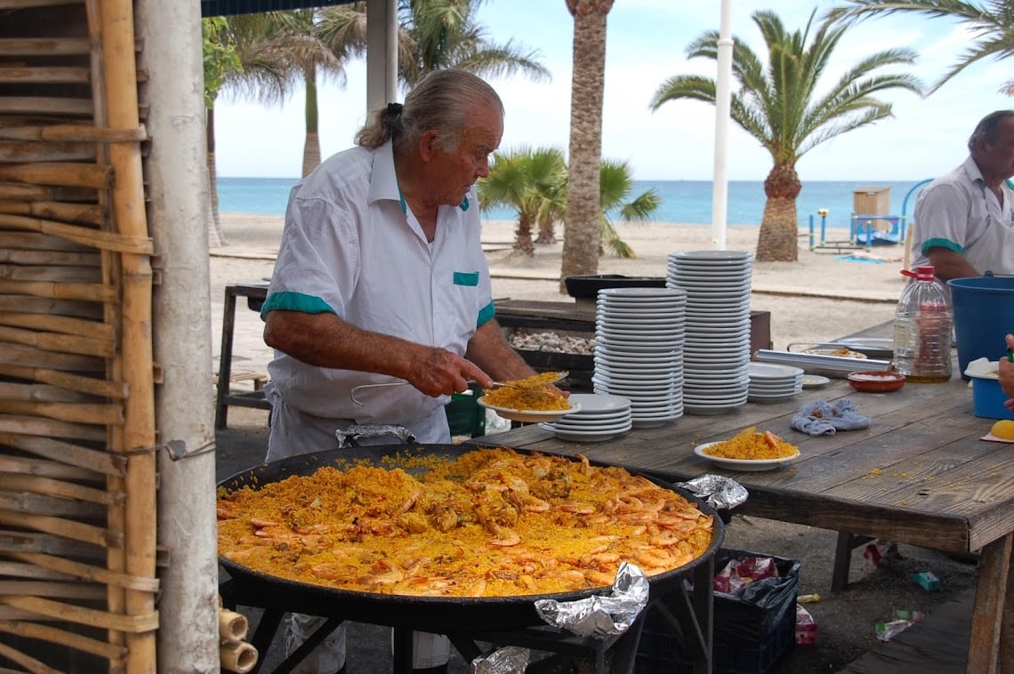 &#039;Ayo&#039; sirviendo su famosa paella